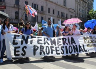 Enfermeros se movilizan en repudio a la represión de Larreta