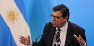 El Gobierno busca aumentar en un 30% el salario mínimo