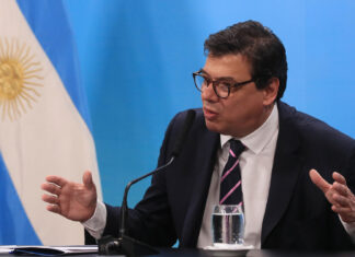 El Gobierno busca aumentar en un 30% el salario mínimo