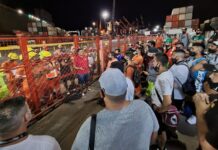 Estibadores paralizan el puerto de Buenos Aires