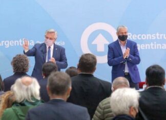 Alberto Fernández: “Celebro que la CGT y la CTA estén juntas para hacer llegar casas a los trabajadores”