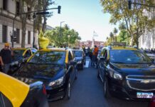 Multitudinaria caravana de taxistas