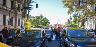 Multitudinaria caravana de taxistas