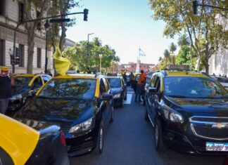 Multitudinaria caravana de taxistas