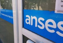 El Gobierno anunció un bono de $15.000 para monotributistas, AUH y AUE