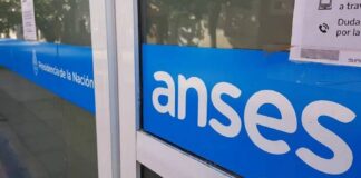 El Gobierno anunció un bono de $15.000 para monotributistas, AUH y AUE