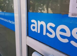 El Gobierno anunció un bono de $15.000 para monotributistas, AUH y AUE