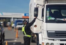 Camioneros cortan el cruce internacional Paso de Los Libres por agresiones a choferes