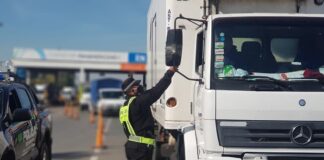 Camioneros cortan el cruce internacional Paso de Los Libres por agresiones a choferes