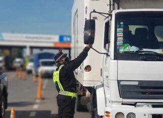 Camioneros cortan el cruce internacional Paso de Los Libres por agresiones a choferes