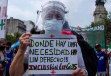 Enfermeros realizaron un paro y se movilizaron al Congreso “por el reconocimiento profesional”