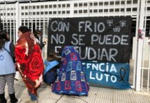 Docentes porteños realizaron un “frazadazo” para exigir la vuelta a las clases virtuales