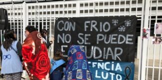Docentes porteños realizaron un “frazadazo” para exigir la vuelta a las clases virtuales