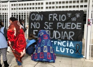 Docentes porteños realizaron un “frazadazo” para exigir la vuelta a las clases virtuales