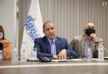 Palazzo confirmó que los bancos salen a comprar vacunas contra el Covid