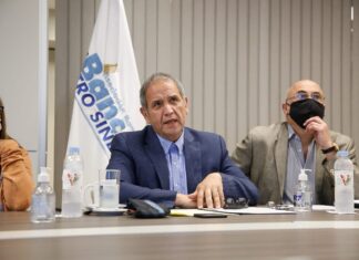 Palazzo confirmó que los bancos salen a comprar vacunas contra el Covid