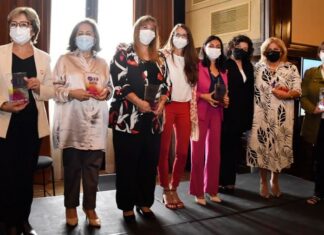 Reconocen a trabajadoras de la salud “por su labor excepcional” durante la pandemia