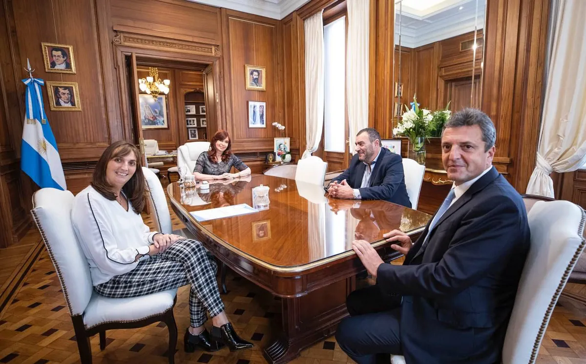 Cristina Kirchner y Sergio Massa acordaron un aumento de $20.000 a los empleados legislativos