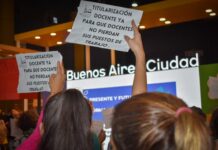 Protesta de Docentes porteños en la Feria del libro contra la UniCaba