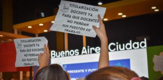 Protesta de Docentes porteños en la Feria del libro contra la UniCaba