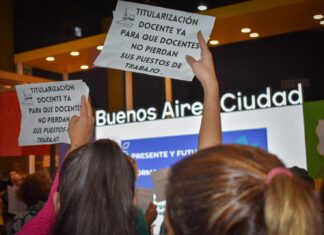 Protesta de Docentes porteños en la Feria del libro contra la UniCaba