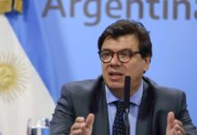 Moroni confirmó que subirá el salario mínimo en agosto y negó un ajuste