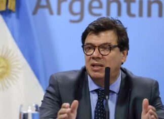 Moroni confirmó que subirá el salario mínimo en agosto y negó un ajuste