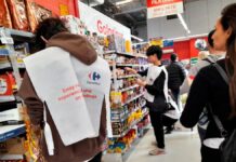 Estudiantes de secundaria trabajan en Carrefour bajo presión del gobierno de la Ciudad