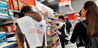 Estudiantes de secundaria trabajan en Carrefour bajo presión del gobierno de la Ciudad