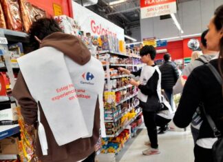 Estudiantes de secundaria trabajan en Carrefour bajo presión del gobierno de la Ciudad