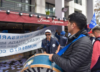 UTHGRA de Capital se movilizó masivamente exigiendo mejoras laborales en “Brasas Argentinas”