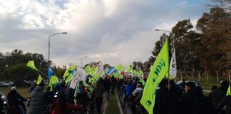 La Plata: Trabajadores desempleados reclaman empleo en YPF y Petrocuyo