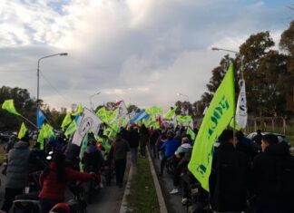La Plata: Trabajadores desempleados reclaman empleo en YPF y Petrocuyo